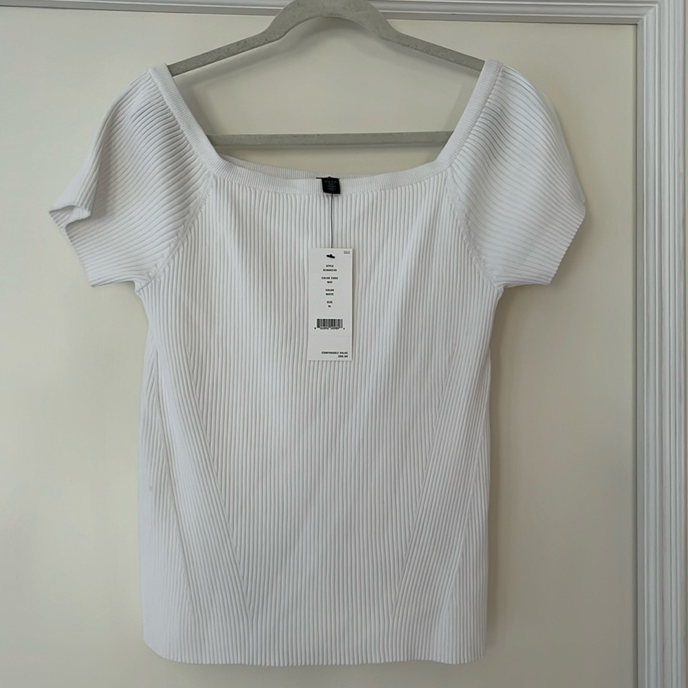 DKNY Square neck shirt. White. Size XL. Short sleeve.